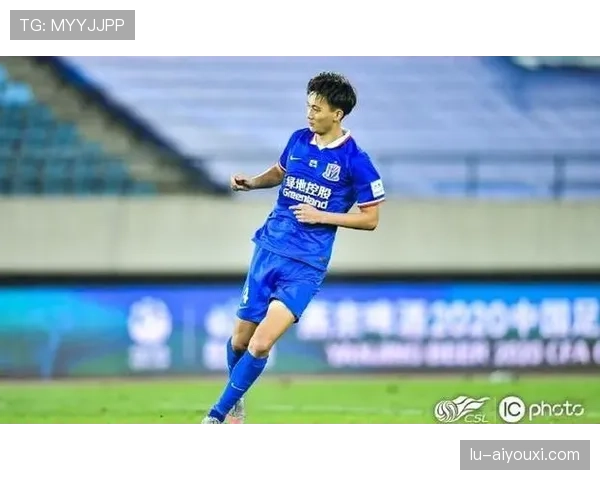 刚刷到蒋圣龙的街拍，腰上那几样东西比我两个月房租还贵—心态炸了